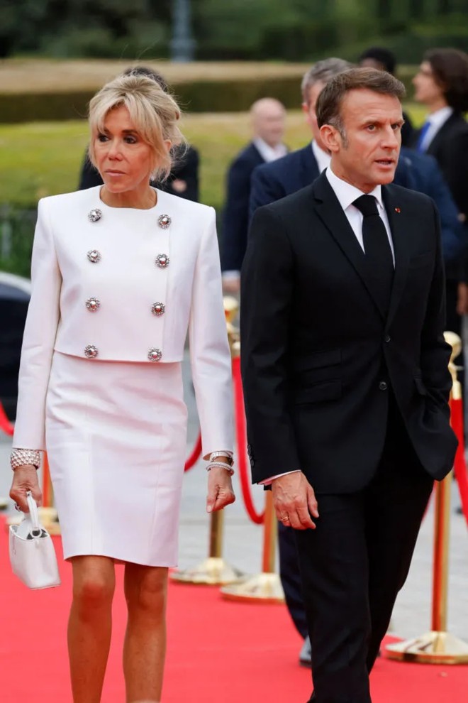 Phong cách sang chảnh của Đệ nhất Phu nhân Pháp Brigitte Macron: 72 tuổi nhưng mặc đồ nhiều người muốn học theo- Ảnh 10.