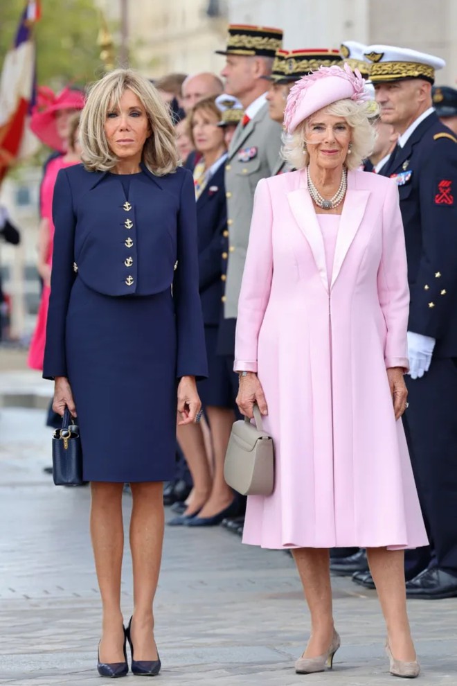 Phong cách sang chảnh của Đệ nhất Phu nhân Pháp Brigitte Macron: 72 tuổi nhưng mặc đồ nhiều người muốn học theo- Ảnh 6.
