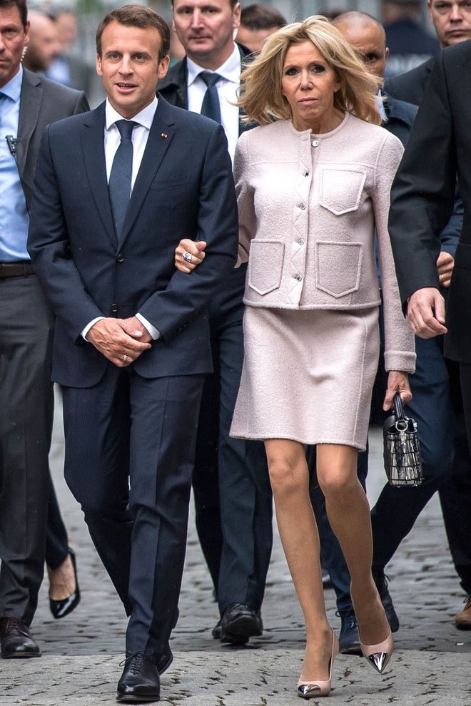 Phong cách sang chảnh của Đệ nhất Phu nhân Pháp Brigitte Macron: 72 tuổi nhưng mặc đồ nhiều người muốn học theo- Ảnh 11.