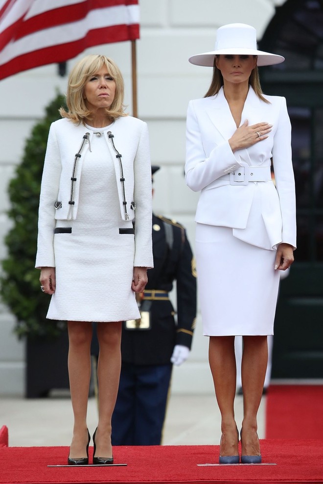 Phong cách sang chảnh của Đệ nhất Phu nhân Pháp Brigitte Macron: 72 tuổi nhưng mặc đồ nhiều người muốn học theo- Ảnh 9.