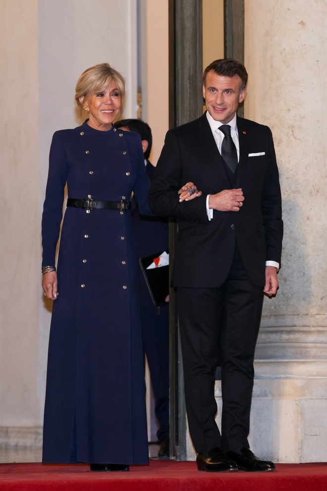 Phong cách sang chảnh của Đệ nhất Phu nhân Pháp Brigitte Macron: 72 tuổi nhưng mặc đồ nhiều người muốn học theo- Ảnh 16.