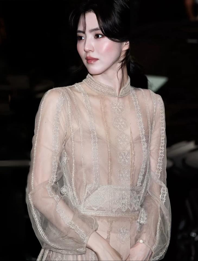 Han So Hee không lúc nào yên ổn: Đang là nàng thơ Dior xinh như mộng thì mắc mưa- Ảnh 2.