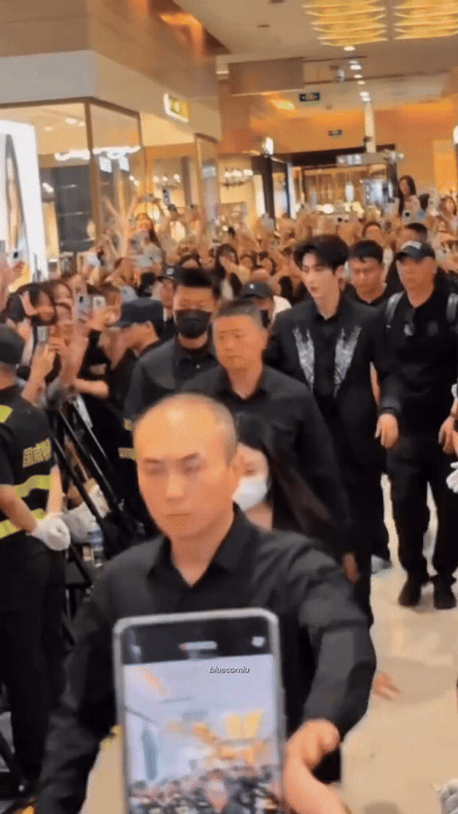 Nam thần 1m88 hút fan gây náo loạn trung tâm thương mại, sức ảnh hưởng ngày càng khủng khiếp!- Ảnh 3.