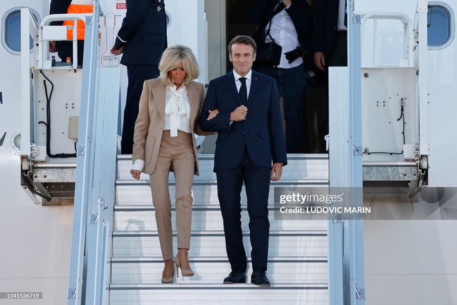 Phong cách sang chảnh của Đệ nhất Phu nhân Pháp Brigitte Macron: 72 tuổi nhưng mặc đồ nhiều người muốn học theo- Ảnh 25.