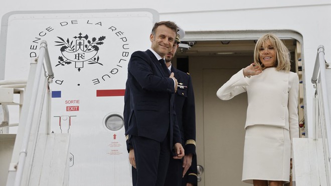 Phong cách sang chảnh của Đệ nhất Phu nhân Pháp Brigitte Macron: 72 tuổi nhưng mặc đồ nhiều người muốn học theo- Ảnh 14.