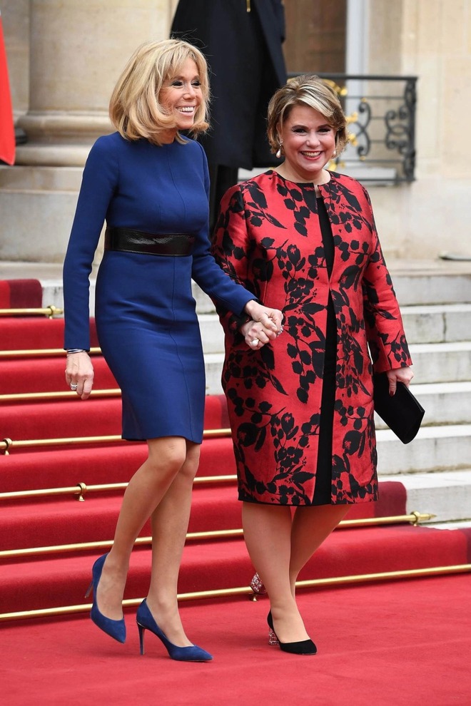 Phong cách sang chảnh của Đệ nhất Phu nhân Pháp Brigitte Macron: 72 tuổi nhưng mặc đồ nhiều người muốn học theo- Ảnh 18.