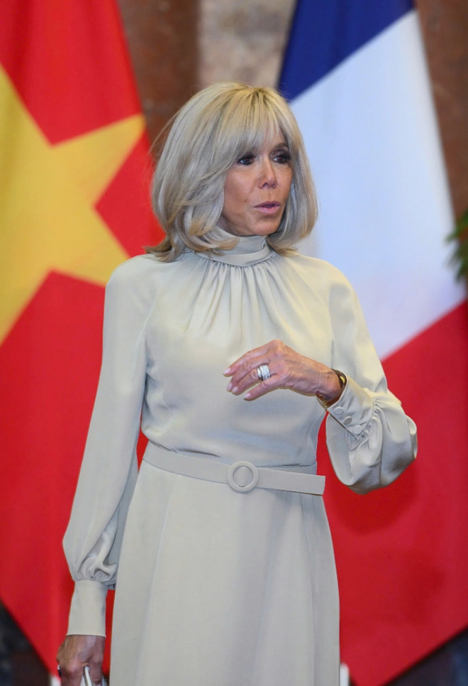 Phong cách sang chảnh của Đệ nhất Phu nhân Pháp Brigitte Macron: 72 tuổi nhưng mặc đồ nhiều người muốn học theo- Ảnh 2.