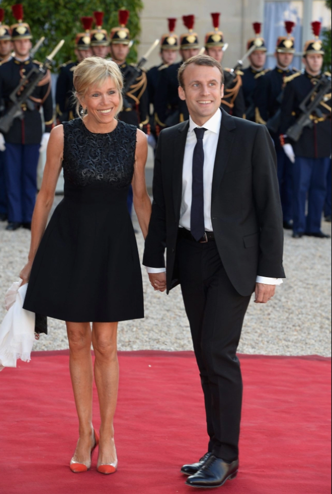 Phong cách sang chảnh của Đệ nhất Phu nhân Pháp Brigitte Macron: 72 tuổi nhưng mặc đồ nhiều người muốn học theo- Ảnh 15.