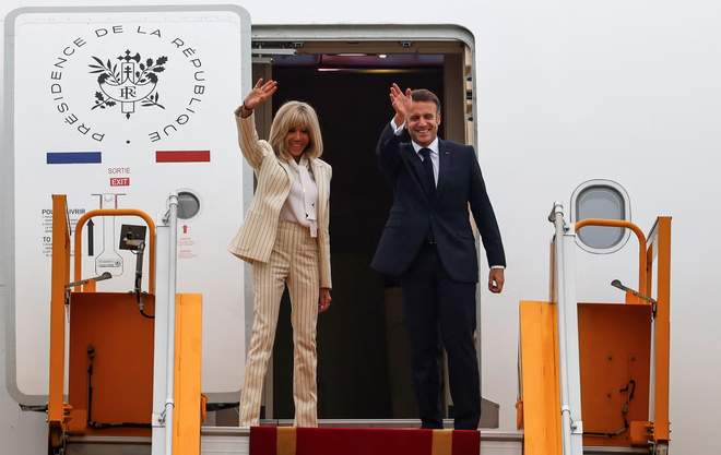 Phong cách sang chảnh của Đệ nhất Phu nhân Pháp Brigitte Macron: 72 tuổi nhưng mặc đồ nhiều người muốn học theo- Ảnh 24.
