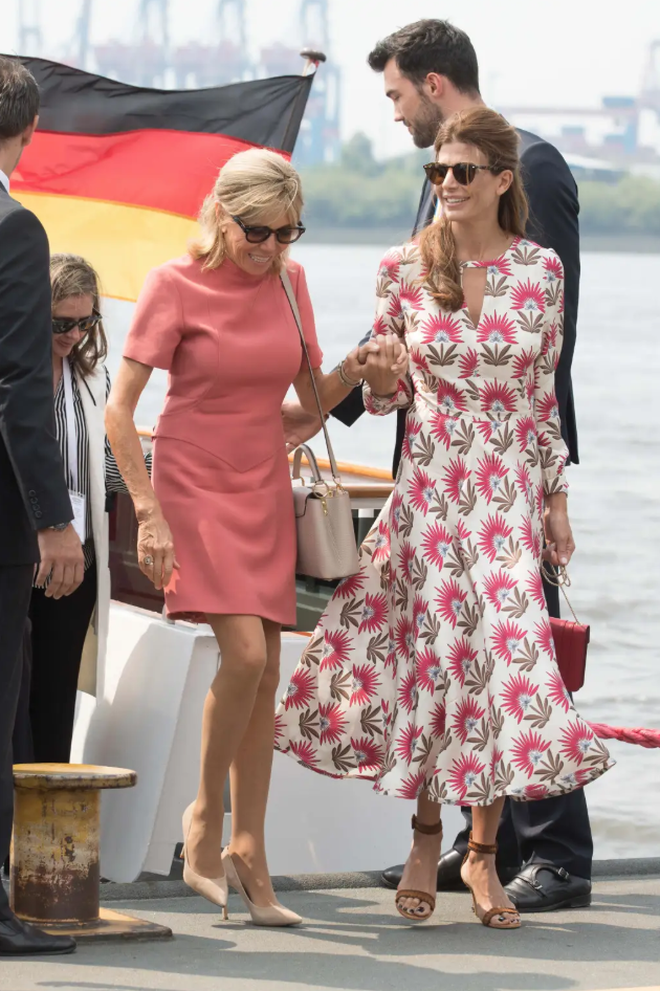 Phong cách sang chảnh của Đệ nhất Phu nhân Pháp Brigitte Macron: 72 tuổi nhưng mặc đồ nhiều người muốn học theo- Ảnh 23.