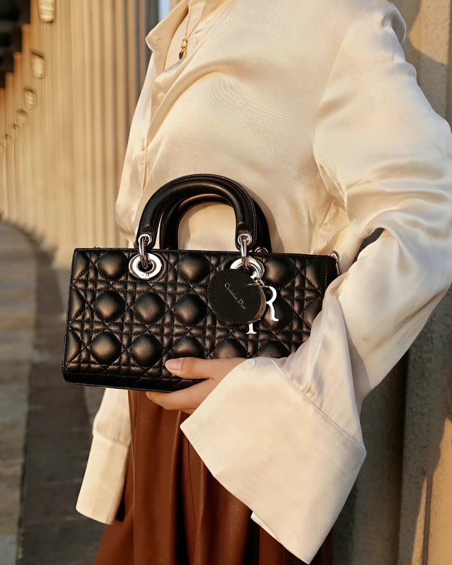 Vì sao túi Dior là biểu tượng của nước Pháp?- Ảnh 14. Vì sao túi Dior là biểu tượng của nước Pháp?- Ảnh 14.
