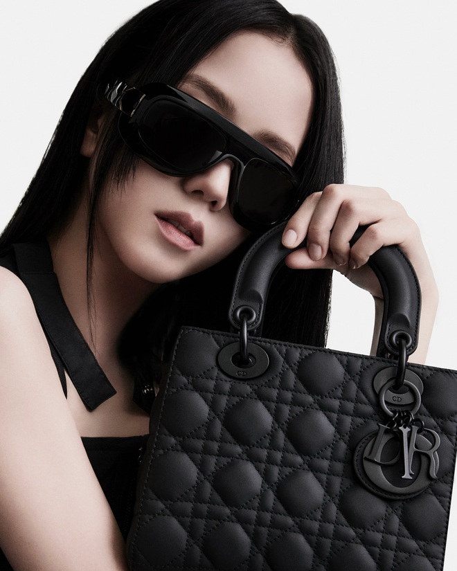 Vì sao túi Dior là biểu tượng của nước Pháp?- Ảnh 29. Vì sao túi Dior là biểu tượng của nước Pháp?- Ảnh 29.