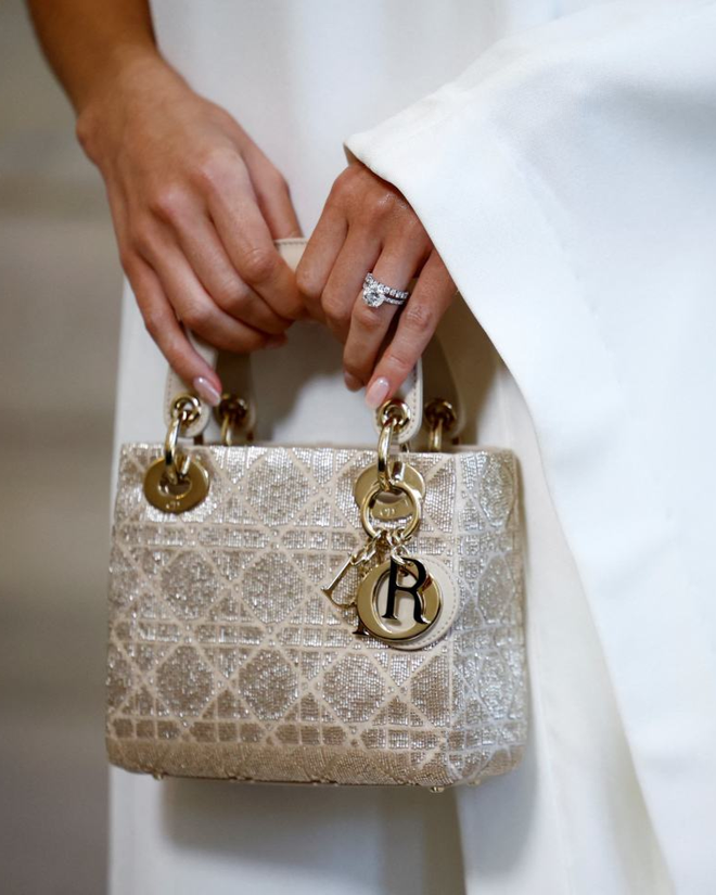 Vì sao túi Dior là biểu tượng của nước Pháp?- Ảnh 3. Vì sao túi Dior là biểu tượng của nước Pháp?- Ảnh 3.