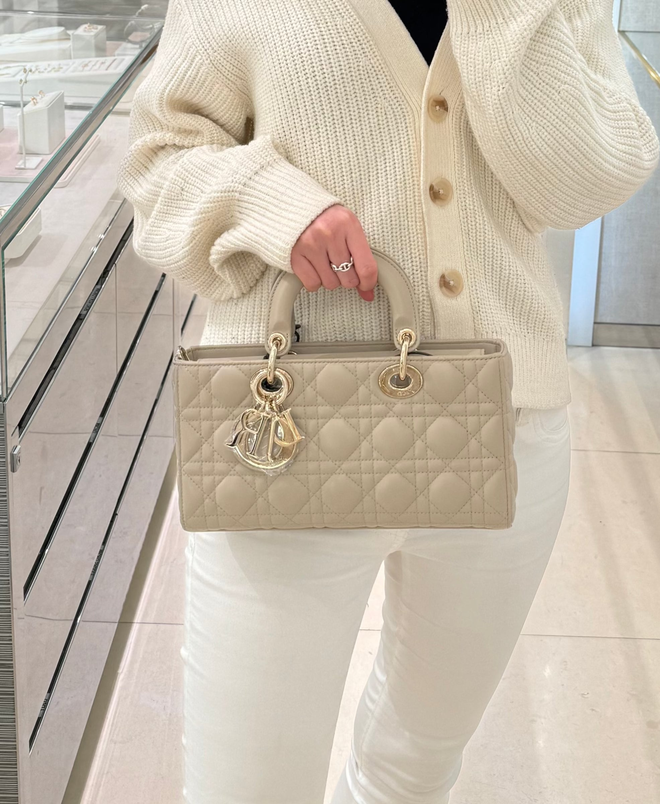 Vì sao túi Dior là biểu tượng của nước Pháp?- Ảnh 16. Vì sao túi Dior là biểu tượng của nước Pháp?- Ảnh 16.