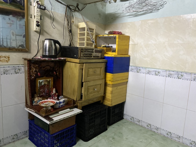 "Mưa xuống là không dám ngủ": Dân lao động TP.HCM vật lộn trắng đêm vì ngập, ngao ngán "chạy" đồ, tát nước- Ảnh 3.