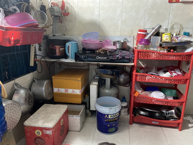 "Mưa xuống là không dám ngủ": Dân lao động TP.HCM vật lộn trắng đêm vì ngập, ngao ngán "chạy" đồ, tát nước- Ảnh 6.