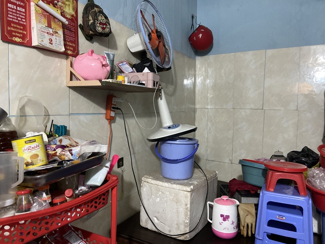 "Mưa xuống là không dám ngủ": Dân lao động TP.HCM vật lộn trắng đêm vì ngập, ngao ngán "chạy" đồ, tát nước- Ảnh 5.
