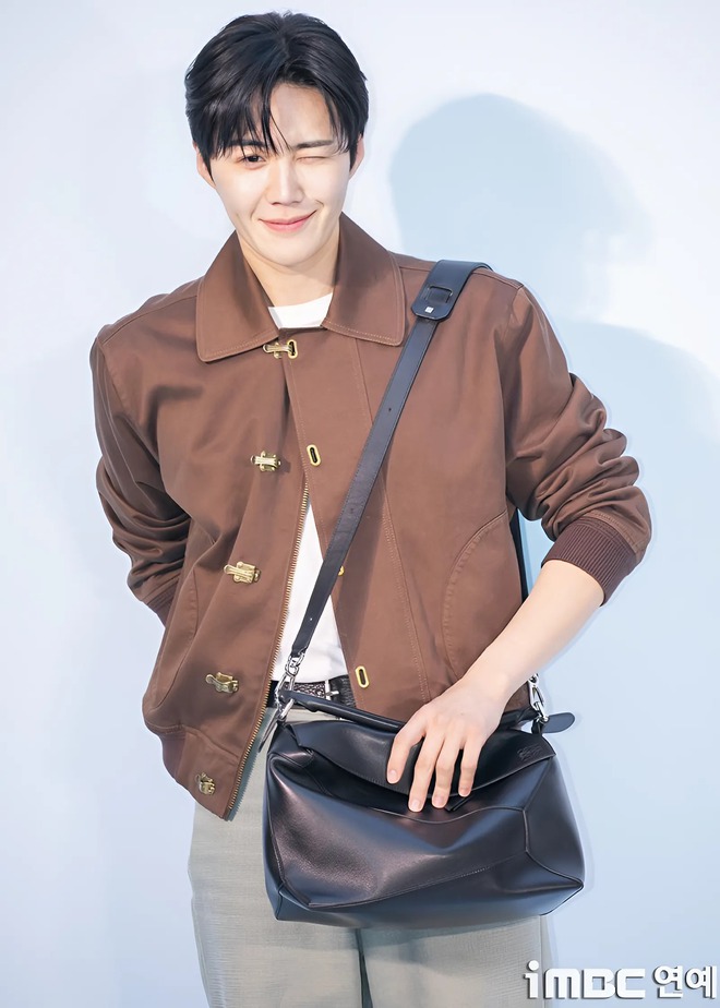 Kim Seon Ho tạo trend khắp châu Á nhưng lần đầu làm 1 việc: Đẹp trai nhưng luống cuống như nhân viên mới tan ca- Ảnh 4.