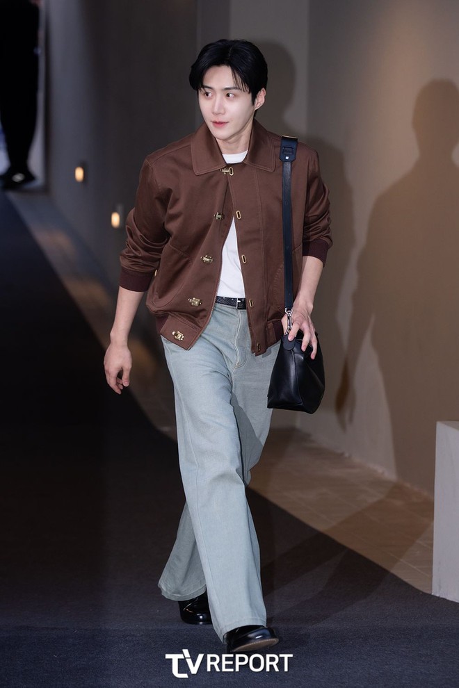 Kim Seon Ho tạo trend khắp châu Á nhưng lần đầu làm 1 việc: Đẹp trai nhưng luống cuống như nhân viên mới tan ca- Ảnh 1.