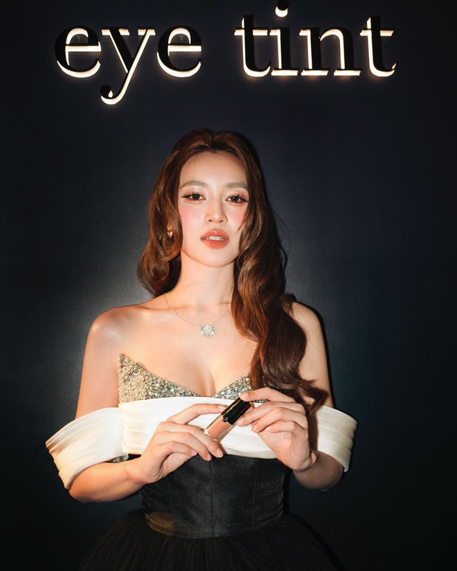 7 "bàn tay ngọc" của showbiz Việt: Số 1 đúng chuẩn tay phu nhân, muốn khổ cũng khó- Ảnh 8.