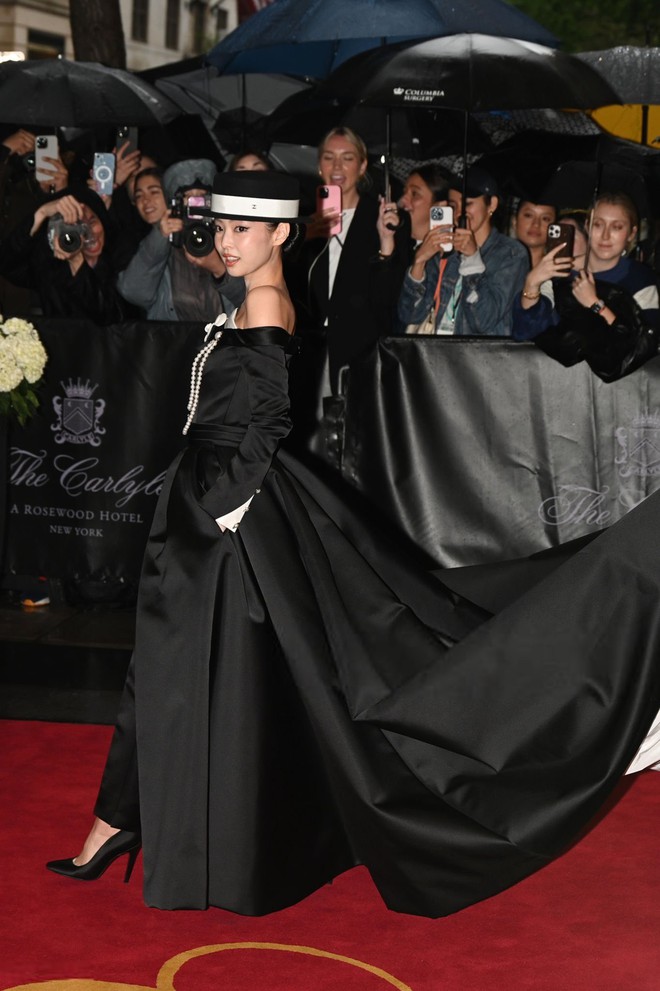 Jennie trở lại Met Gala 2025: Sang xịn mịn có thừa, quý cô Chanel giá đáo- Ảnh 5.
