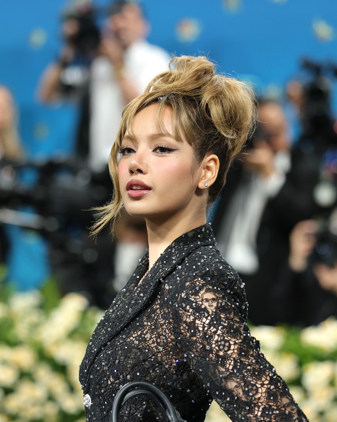 Lisa lần đầu dự Met Gala: Quá wow rồi nhưng có lạc đề không?- Ảnh 5.
