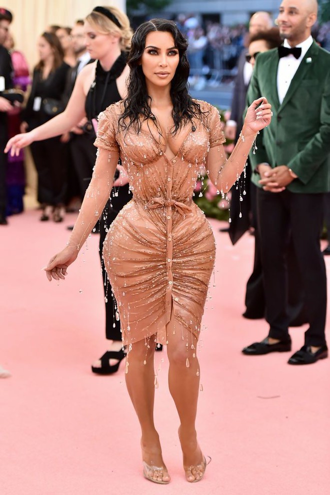 Met Gala 2025: Kim Kardashian từ bỏ corset tra tấn, không còn eo siêu thực, dân tình liên tưởng ngay tới vịt hoạt hình- Ảnh 5.