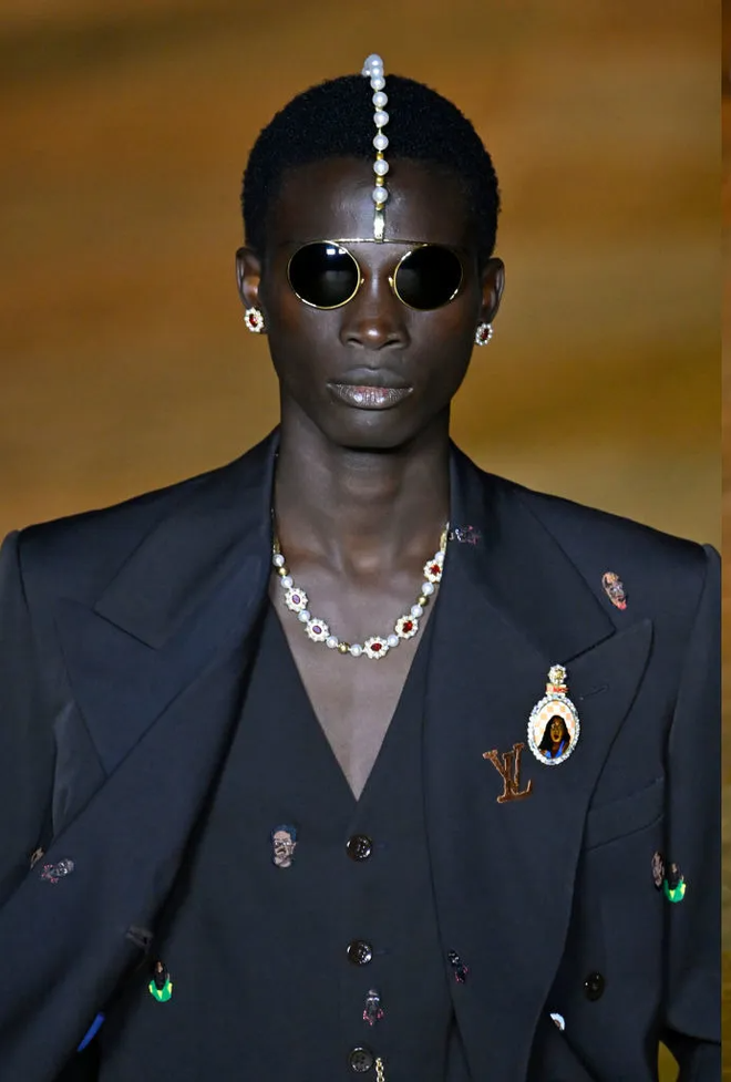 Lisa nhận bão chỉ trích tại Met Gala: Gương mặt 1 người phụ nữ nổi tiếng bị thêu ở vị trí nhạy cảm?- Ảnh 9.