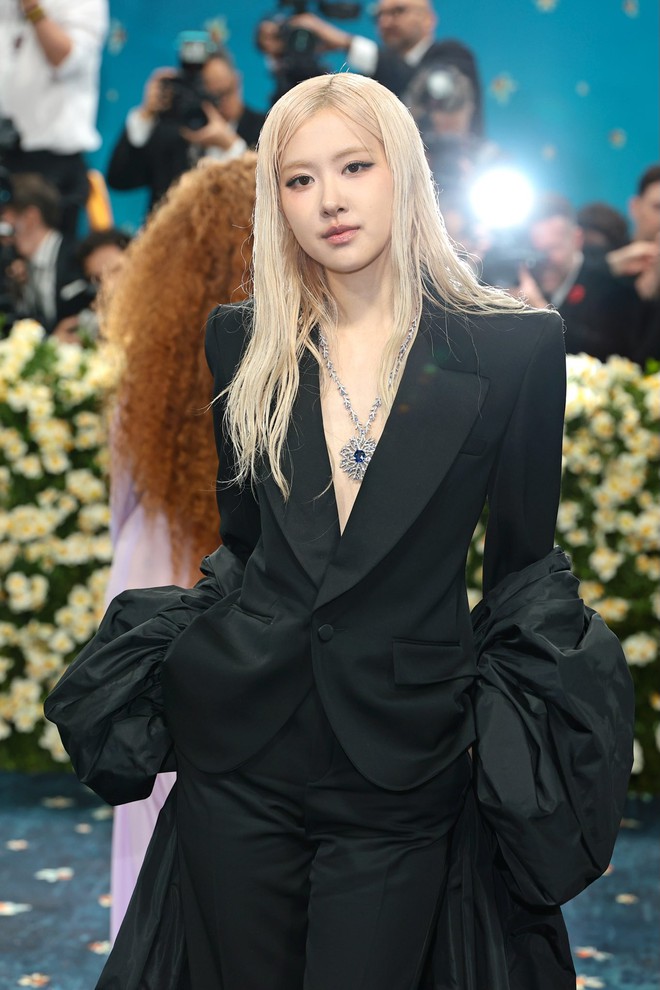 Rosé tái xuất Met Gala sau 3 năm: Đủ xinh, đủ cool, nhưng lại an toàn và dễ đoán!- Ảnh 6.