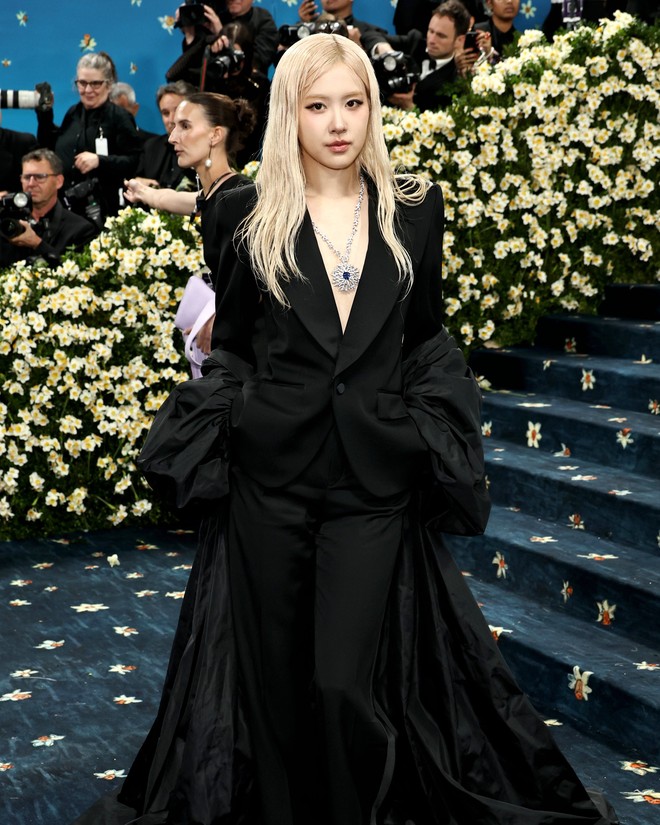 Rosé tái xuất Met Gala sau 3 năm: Đủ xinh, đủ cool, nhưng lại an toàn và dễ đoán!- Ảnh 3.