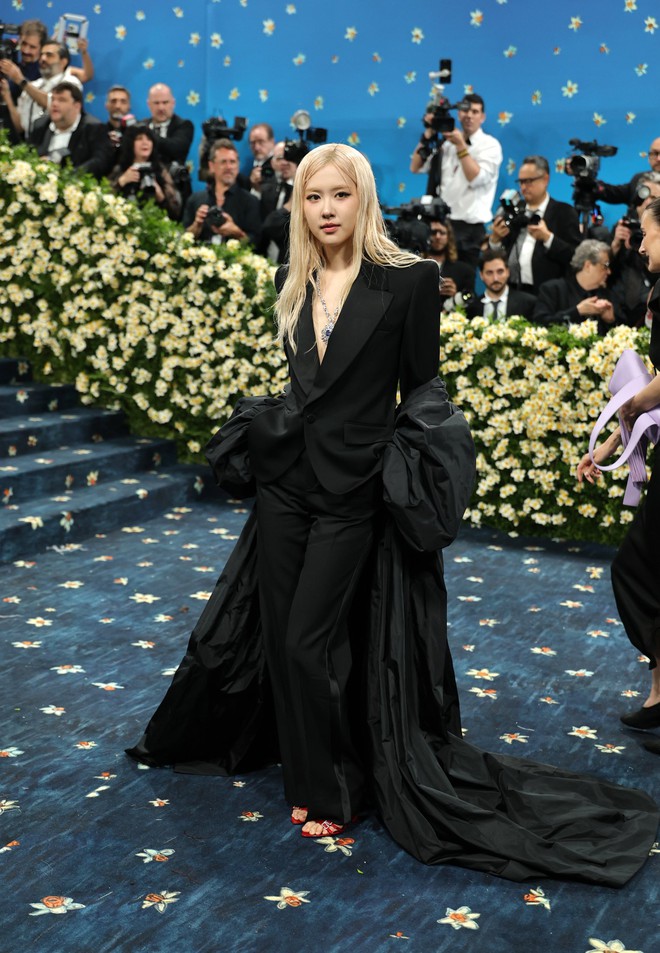Met Gala 2025: Bộ 3 Jennie - Rosé - Lisa càn quét "thảm xanh" sự kiện- Ảnh 5.