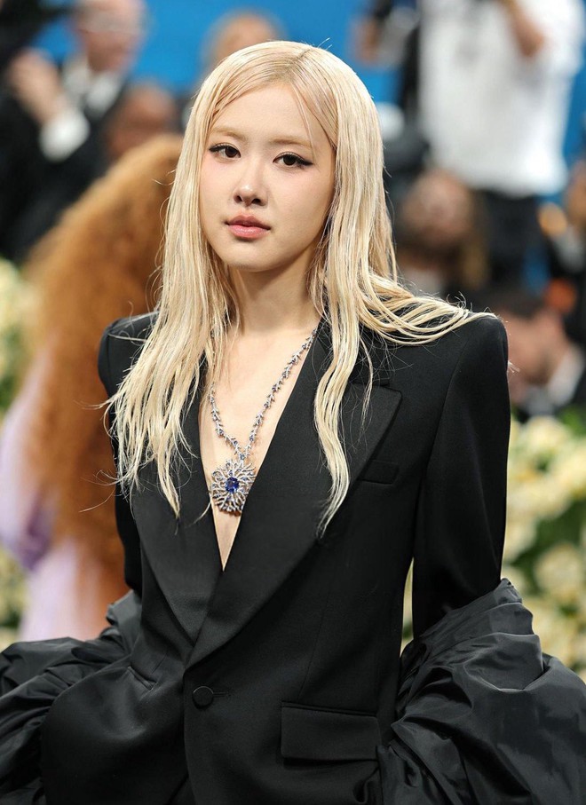 Met Gala 2025: Bộ 3 Jennie - Rosé - Lisa càn quét "thảm xanh" sự kiện- Ảnh 6.
