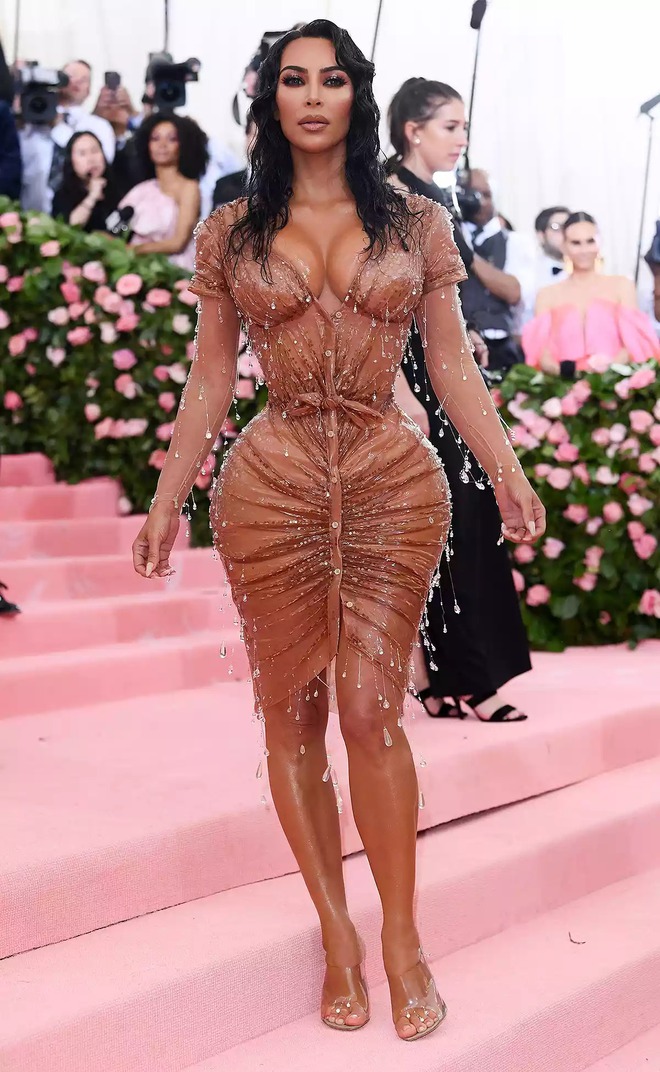 Met Gala 2025: Kim Kardashian từ bỏ corset tra tấn, không còn eo siêu thực, dân tình liên tưởng ngay tới vịt hoạt hình- Ảnh 6.