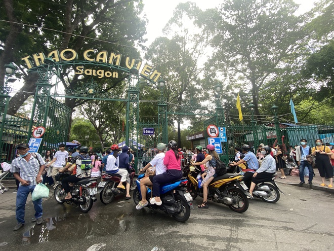 “Khối nghỉ hè” ùa vào Thảo Cầm Viên, cảnh tượng đông khó tin trong ngày 1/6 ở TP.HCM- Ảnh 4.