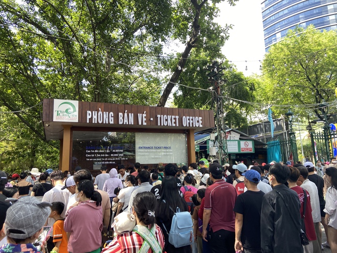 “Khối nghỉ hè” ùa vào Thảo Cầm Viên, cảnh tượng đông khó tin trong ngày 1/6 ở TP.HCM- Ảnh 3.