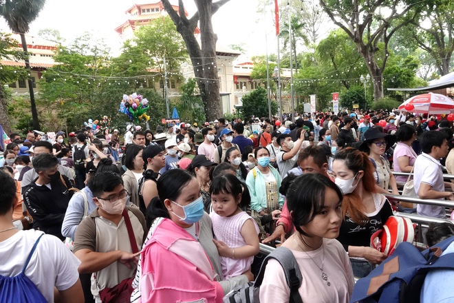 “Khối nghỉ hè” ùa vào Thảo Cầm Viên, cảnh tượng đông khó tin trong ngày 1/6 ở TP.HCM- Ảnh 2.