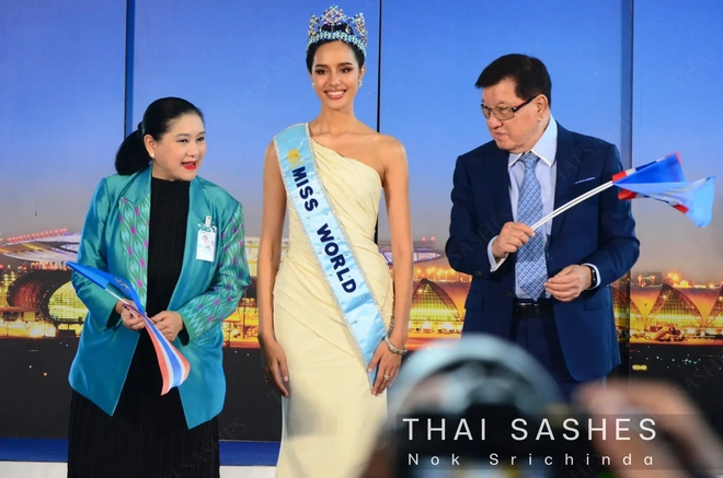 Hàng nghìn người dân Thái Lan đón Hoa hậu Thế giới 2025 về nước- Ảnh 20.