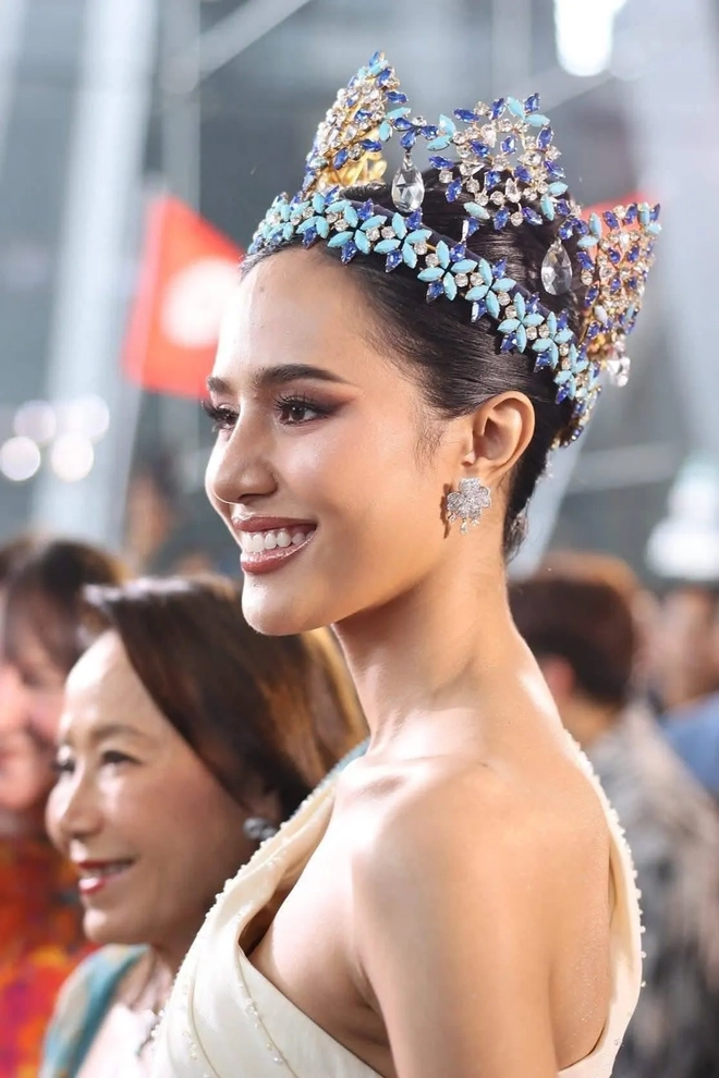 Hàng nghìn người dân Thái Lan đón Hoa hậu Thế giới 2025 về nước- Ảnh 11.