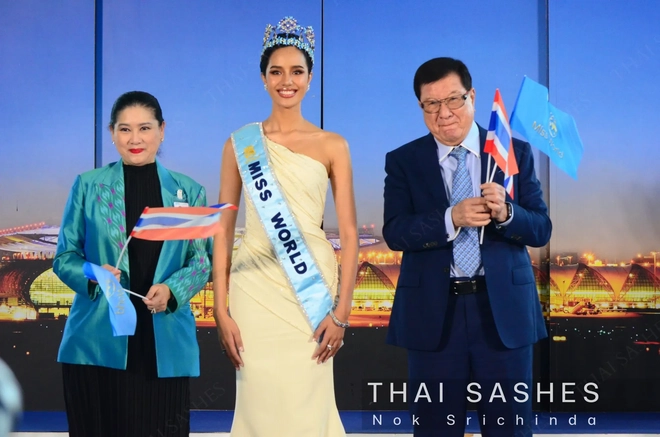 Hàng nghìn người dân Thái Lan đón Hoa hậu Thế giới 2025 về nước- Ảnh 19.