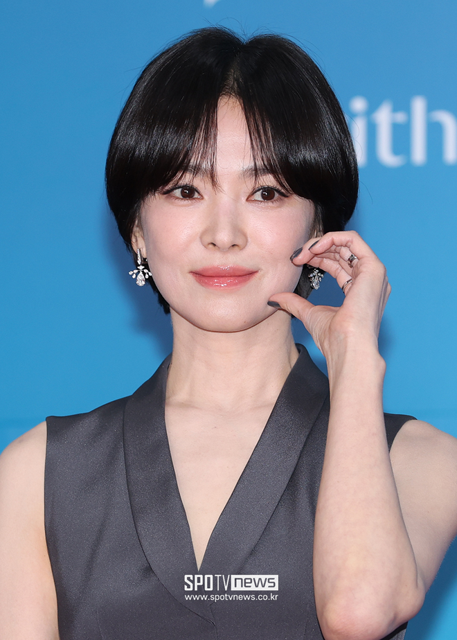 Lần đầu Song Hye Kyo để mặt mộc không chút son môi, thần sắc nhàn nhạt, vóc dáng gầy gò- Ảnh 9.