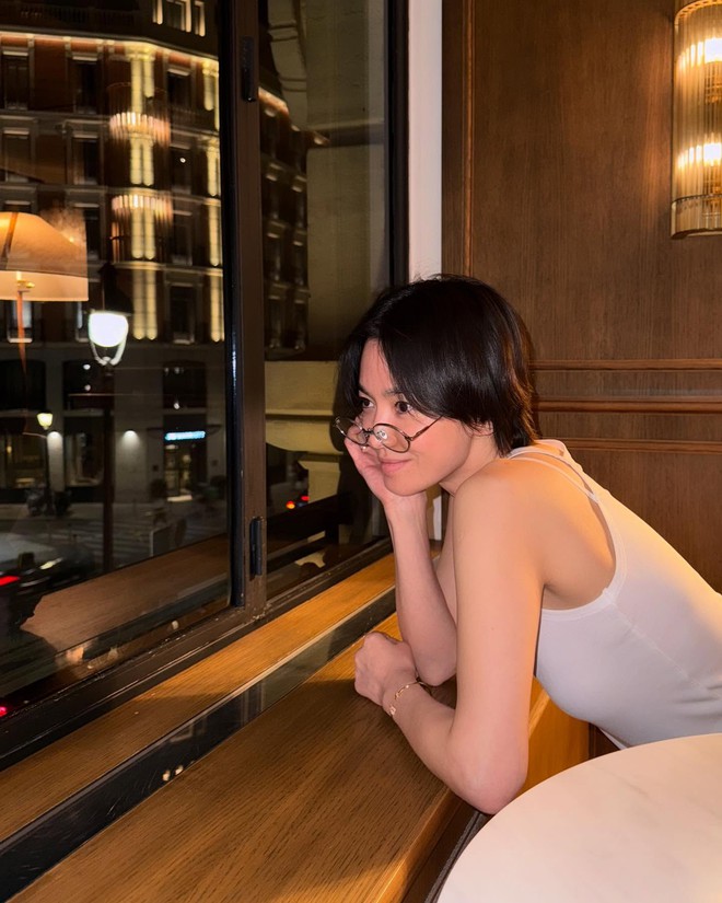 Lần đầu Song Hye Kyo để mặt mộc không chút son môi, thần sắc nhàn nhạt, vóc dáng gầy gò- Ảnh 1.