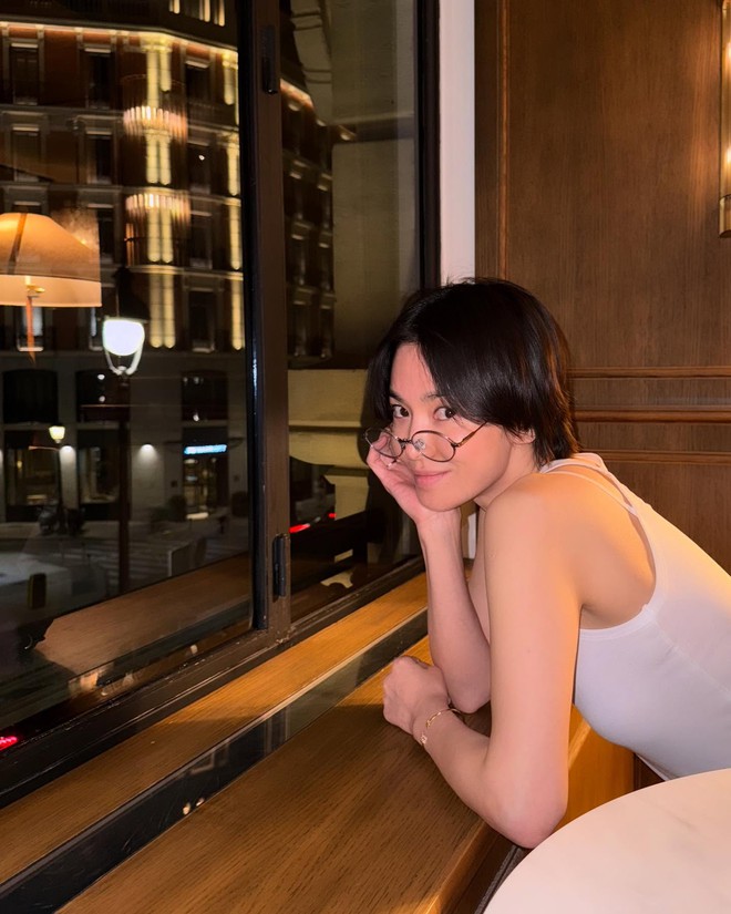 Lần đầu Song Hye Kyo để mặt mộc không chút son môi, thần sắc nhàn nhạt, vóc dáng gầy gò- Ảnh 2.