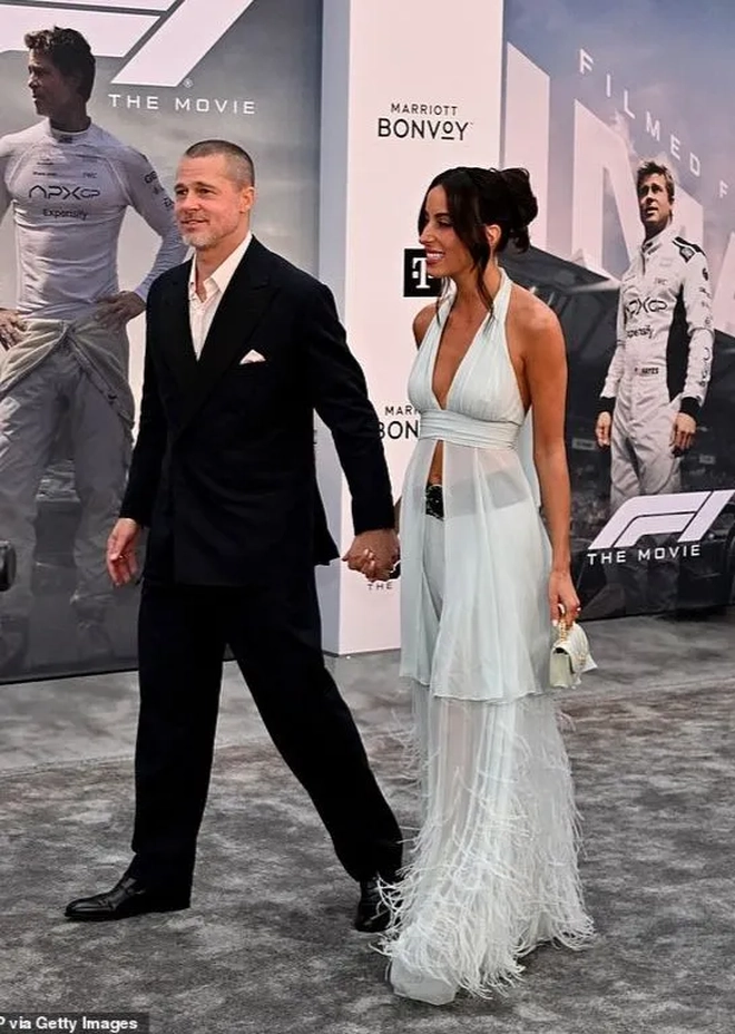 Brad Pitt bên bạn gái kém 29 tuổi