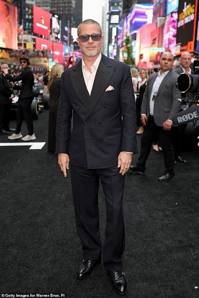 Brad Pitt bên bạn gái kém 29 tuổi- Ảnh 2. Brad Pitt bên bạn gái kém 29 tuổi- Ảnh 2.