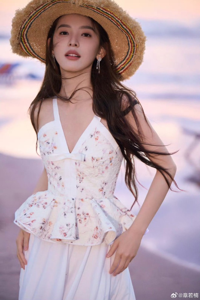 "Nữ thần thanh xuân" Chương Nhược Nam đi biển: Style đẹp đến mức phải dụi mắt 1000 lần- Ảnh 1.