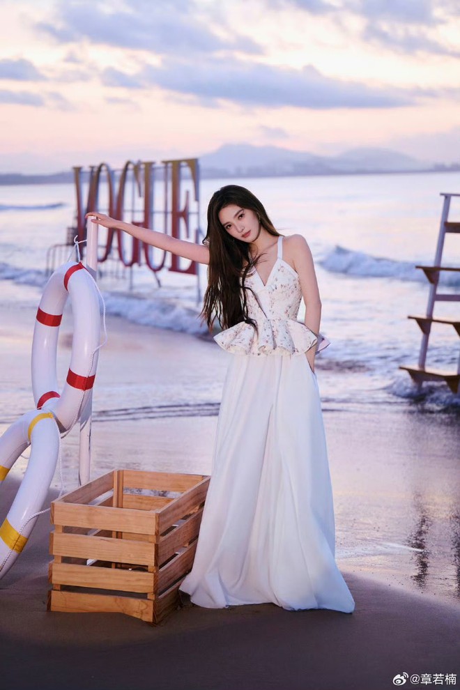 "Nữ thần thanh xuân" Chương Nhược Nam đi biển: Style đẹp đến mức phải dụi mắt 1000 lần- Ảnh 3.