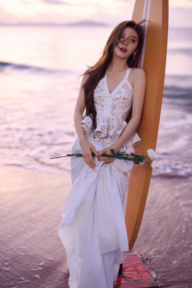 "Nữ thần thanh xuân" Chương Nhược Nam đi biển: Style đẹp đến mức phải dụi mắt 1000 lần- Ảnh 2.