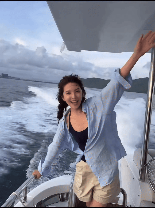 "Nữ thần thanh xuân" Chương Nhược Nam đi biển: Style đẹp đến mức phải dụi mắt 1000 lần- Ảnh 12.