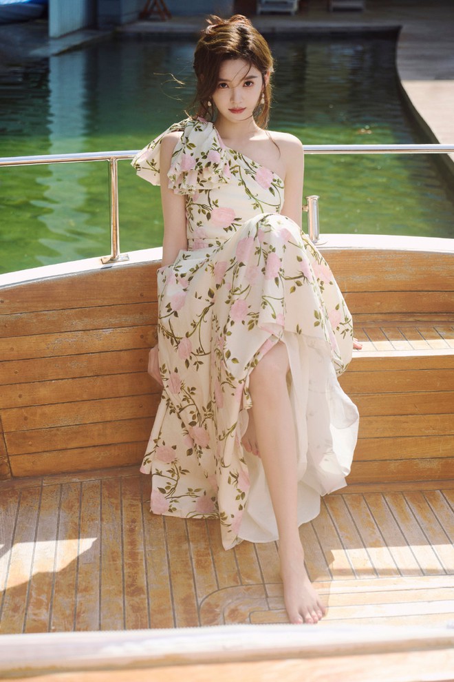 "Nữ thần thanh xuân" Chương Nhược Nam đi biển: Style đẹp đến mức phải dụi mắt 1000 lần- Ảnh 6.