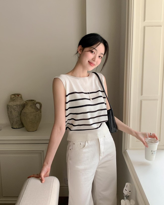 Đừng chỉ mặc áo tối màu vừa già vừa nóng, 4 mẫu áo sáng màu siêu mát này sẽ giúp chị em "hack" tuổi xuất sắc- Ảnh 1.